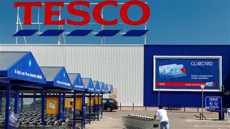A Tesco bolt bejárata ajándékkosarakkal és szezonális édességekkel
