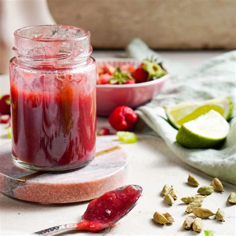 Különböző típusú lekvárok és dzsemek üvegekben