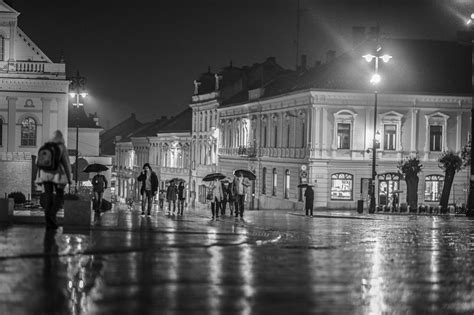 Esős utcai jelenet