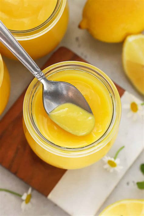 Frissen elkészített lemon curd egy üvegben, citromszeletekkel