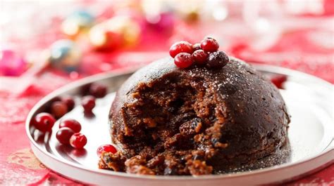 Tradicionális angol karácsonyi puding magyallal díszítve