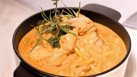 Tárkonyos csirkeragu friss körettel tálalva