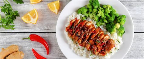 Tálalt teriyaki csirke rizzsel és zöldhagymával