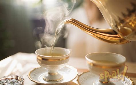 Az angol ötórai tea tipikus háromszintes tálcája ételekkel