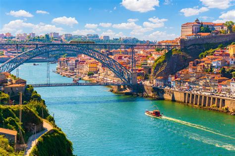 Porto látképe a Douro folyóval és a Dom Luís I híddal