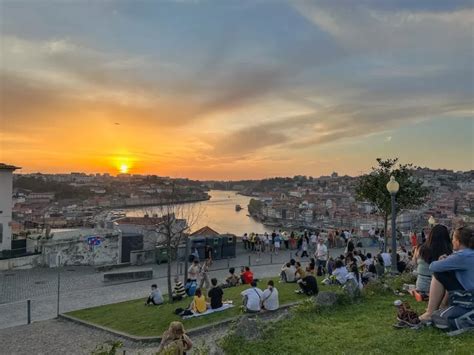 Naplemente a Jardim do Morro-ból, kilátással Portóra