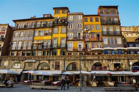 Ribeira negyed, színes házakkal a Douro folyó partján