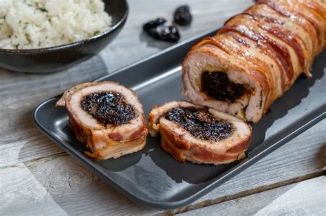 Csáky göngyölt pulykamell tálalva, gazdag mártással