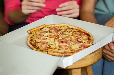 Részletes információkat tartalmazó pizzásdoboz