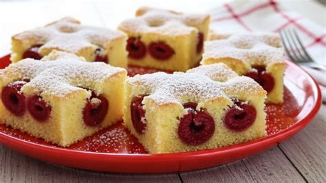 Meggyes pite sütés előtt a tepsiben