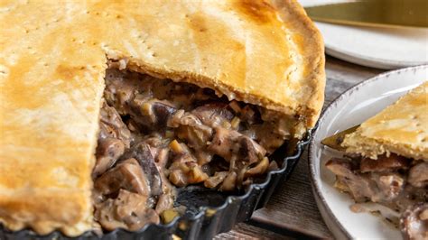 Gesztenyés-gombás pite szeletelve
