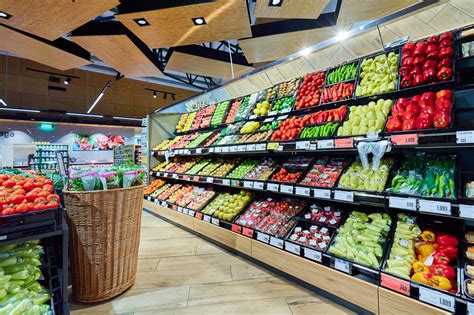 modern szupermarket polcrendszer élelmiszerekkel