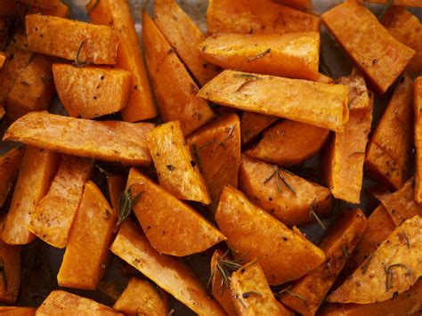 Sütőben sült zöldségchips tányéron