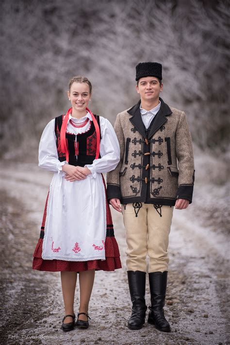 Fiatal pár hagyományos viseletben