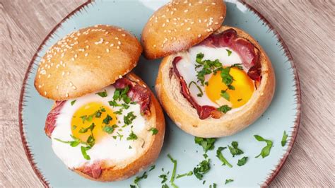 sonkával és tojással töltött zsemle a sütőben