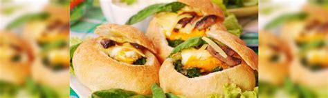 friss zöldségekkel tálalt zsemlében sült tojás