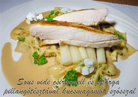 Elkészült sous vide csirkemell camemberttel és szószokkal