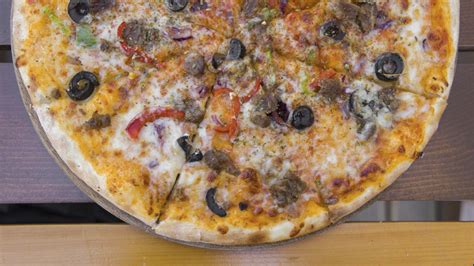 Pizzasütés hagyományos sütőben sütőkövön