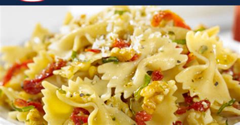 Különböző formájú tészták, köztük farfalle, ricottával, paradicsommal és cukkinivel