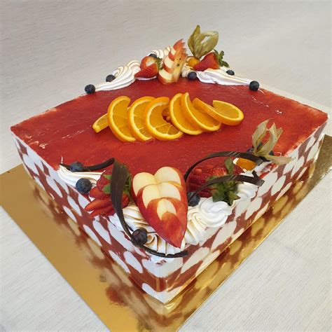 Virágokkal díszített szögletes torta