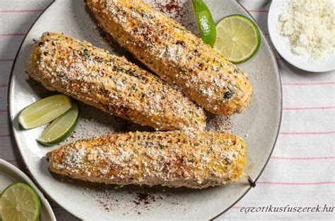 Friss kukorica csövek és egy uborka