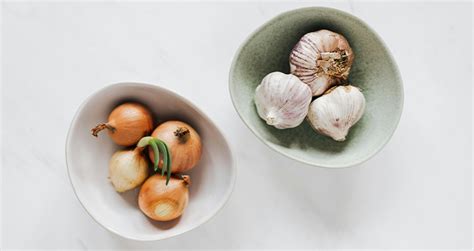 Apróra vágott vöröshagyma és fokhagyma egy serpenyőben