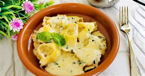 Ricottás tortellini friss zöldfűszerekkel