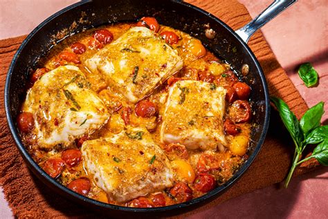 Gratinírozott halfilé spenótágyon</tagmag></p><h3>Jacques Pépin Javaslata: Marinált Halgratin</h3><p>Jacques Pépin, a híres szakács, javaslata szerint a halat marináljuk egy különleges keverékben: miszó, szójaszósz, fokhagymás csiliszósz és kevés mirin alkotja a páclevet. Eközben alufóliával kibélelt tepsibe zsülienre vágott cukkinit terítünk. Ezt sózzuk, borsozzuk, és kevés olívaolajjal meglocsoljuk. A tepsi közepén üres helyet teremtünk, ahová a marinált halszeleteket helyezzük. Az ételt 10-15 percre 180 °C-os sütőbe tesszük, így a hal tökéletesen átfő, a zöldségek pedig roppanósak maradnak.</p><p><tagimg>Marinált halfilé cukkinivel tepsiben