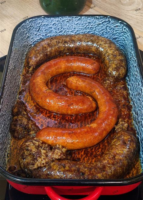 Sült kolbász friss kenyérrel és mustárral