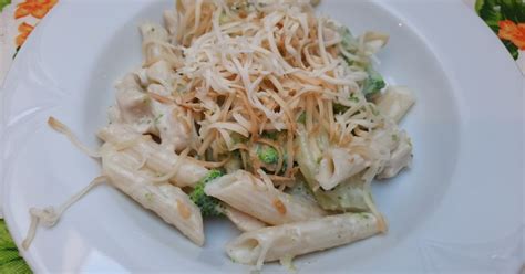 Brokkolis csirkés penne egy tányéron
