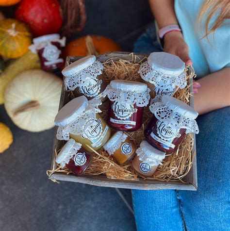 Különböző lekvárok üvegekben