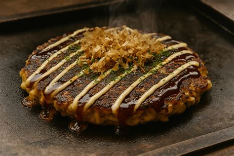 okonomiyaki sütése serpenyőben