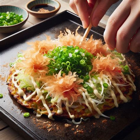 okonomiyaki szósz és majonéz díszítéssel