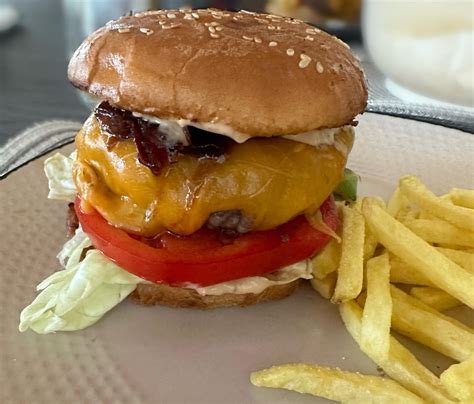 Hamburger lilahagyma lekvárral