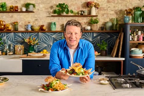 Jamie Oliver portréja, saláta hozzávalókkal