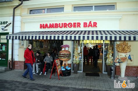A Gyulai Hamburger Bár zsúfoltsága és a gyors sor haladás