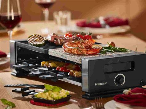 Silvercrest Raclette Grill SRGS 1400 használat közben, asztali környezetben