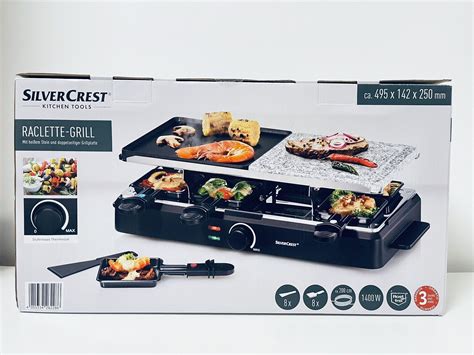 A Silvercrest Raclette Grill SRGS 1400 alkatrészei: alap, grilllap, kőlap, serpenyők és spatulák