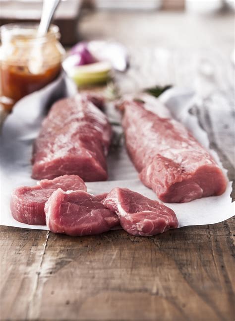 Hártya eltávolítása sertésoldalasról papírtörlővel