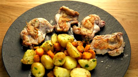 Sózott csirkecombok egy tálban