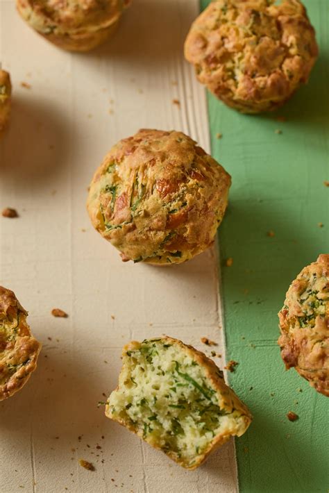 Medvehagymás muffin egy kosárban