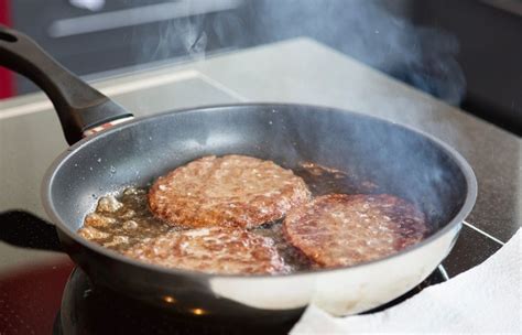 hamburger sütése serpenyőben