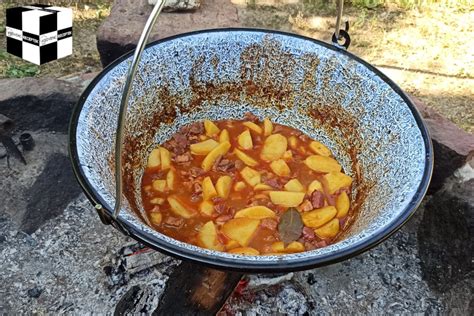 Készülő csipetka leves egy bográcsban