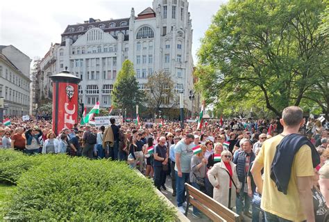 A Himnuszt éneklő tömeg a Parlament előtt éjfélkor