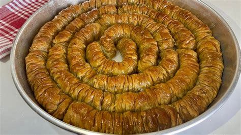 Burma baklava tekercsek tepsiben sütés előtt