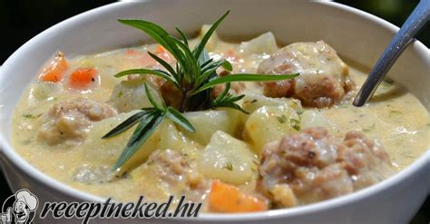 Friss zöldségek és fűszerek a rétes töltelékéhez