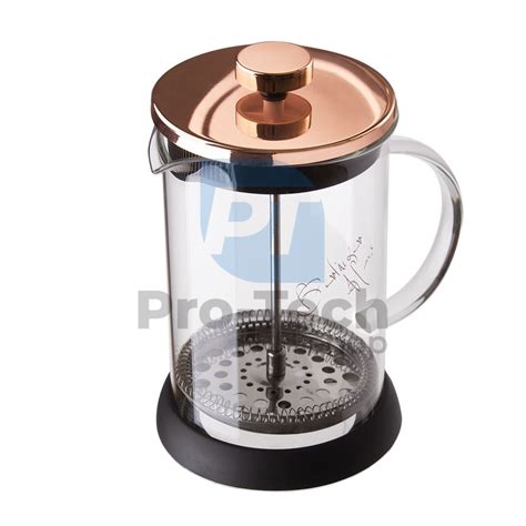 French press kávéfőző tejhab készítése közben