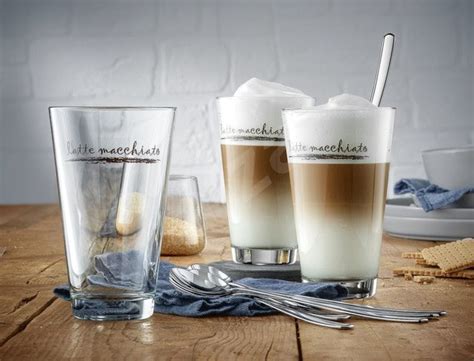 egy üveg pohár latte macchiato a rétegekkel