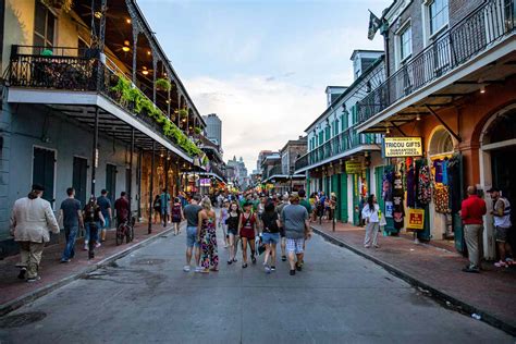 New Orleans utcaképe zenészekkel