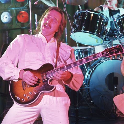 Modern blues gitáros stúdiókörnyezetben, hangszerekkel körülvéve
